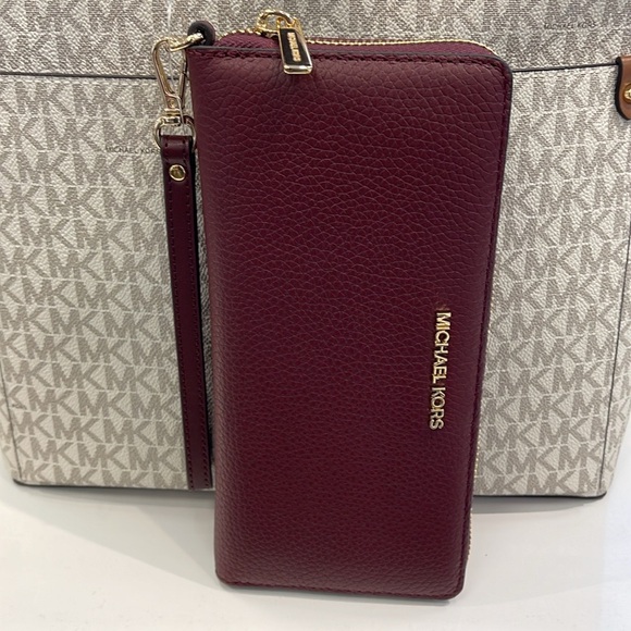 MICHAEL KORS
Leather Continental Wristlet Phone Case Wallet 
Oxblood 
NWT 
M - Picture 12 of 16